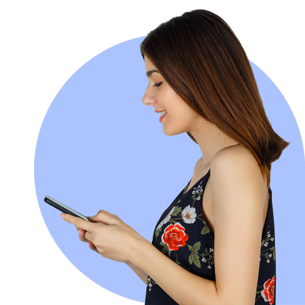 Mujer hablando por télefono sonriente