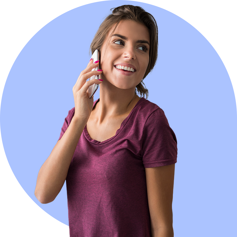 Mujer hablando por télefono sonriente