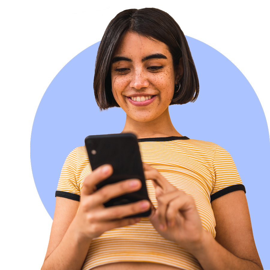 Mujer hablando por télefono sonriente